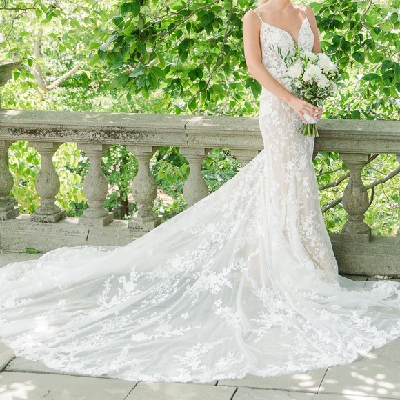 Enzoani Ora Wedding gown - Wedding size 4 - fits size 2 MESSAGE ME TO BUY**** - Picture 3 of 9